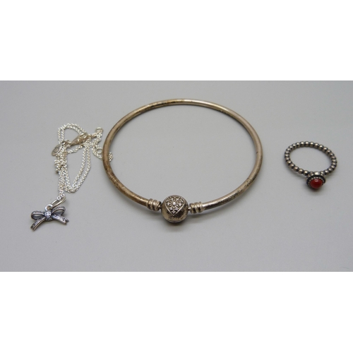 1037 - Pandora silver jewellery - a bracelet, necklace and ring, 17g