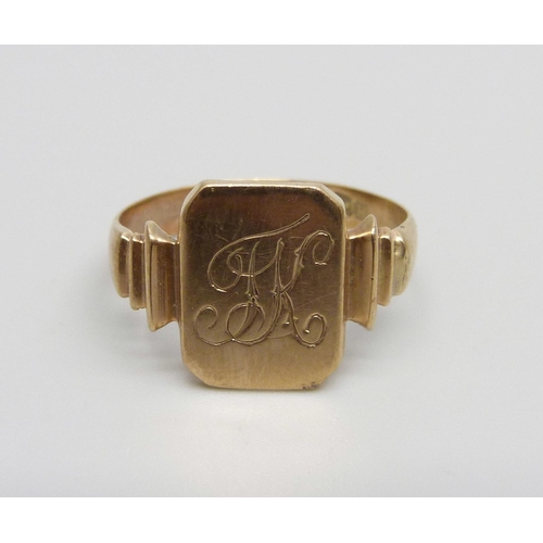 1040 - A 9ct gold signet ring with monogram, 2.6g, O