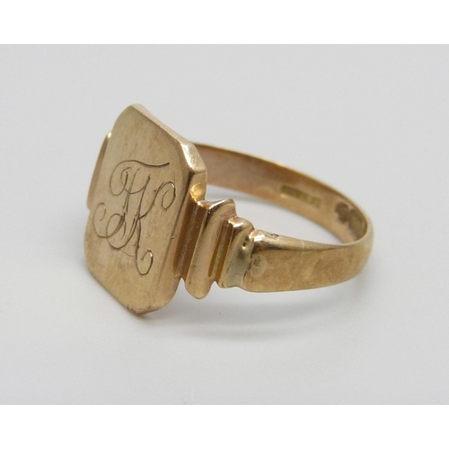 1040 - A 9ct gold signet ring with monogram, 2.6g, O