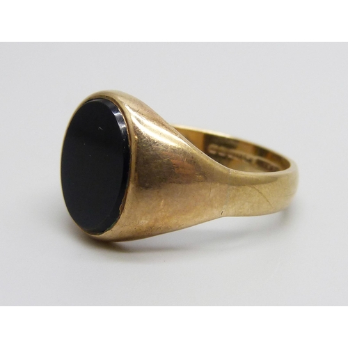 1049 - A 9ct gold and onyx signet ring, 6.8g, V