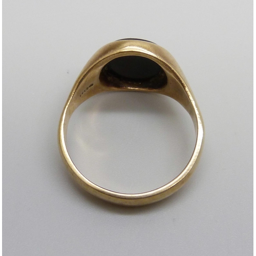 1049 - A 9ct gold and onyx signet ring, 6.8g, V