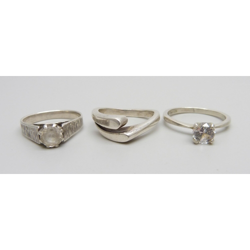 1051 - Three silver rings, 10g