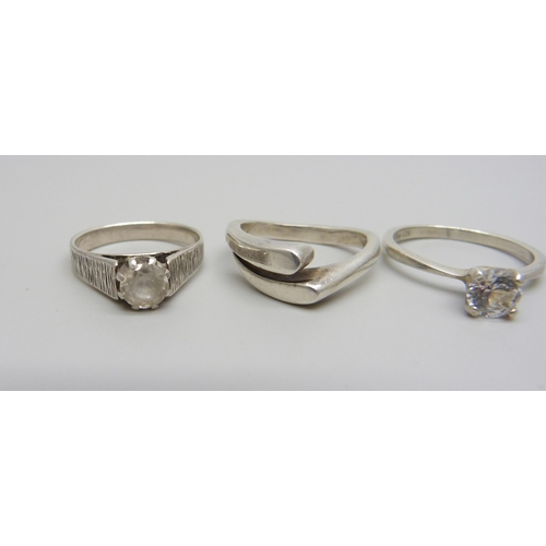 1051 - Three silver rings, 10g