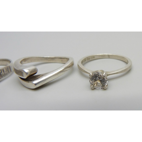 1051 - Three silver rings, 10g