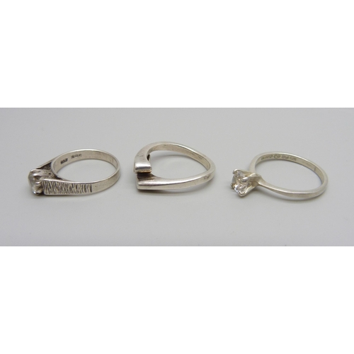 1051 - Three silver rings, 10g