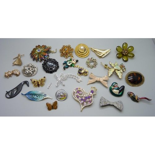 1053 - 25 costume brooches