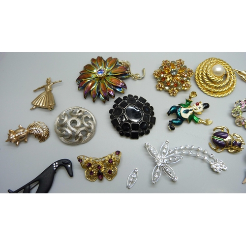 1053 - 25 costume brooches