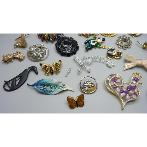 1053 - 25 costume brooches