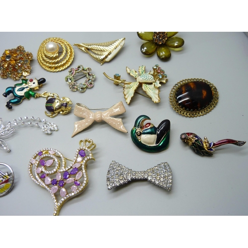 1053 - 25 costume brooches