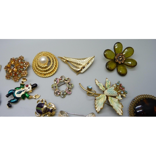 1053 - 25 costume brooches