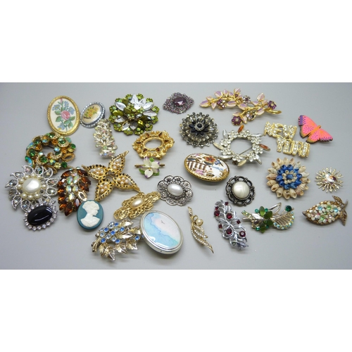 1054 - 30 costume brooches