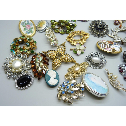 1054 - 30 costume brooches