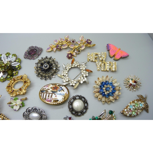 1054 - 30 costume brooches