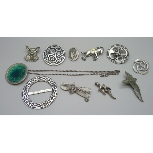 1055 - Pewter jewellery including A.R. Brown, Round Hill & St. Justin