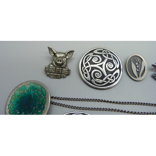 1055 - Pewter jewellery including A.R. Brown, Round Hill & St. Justin