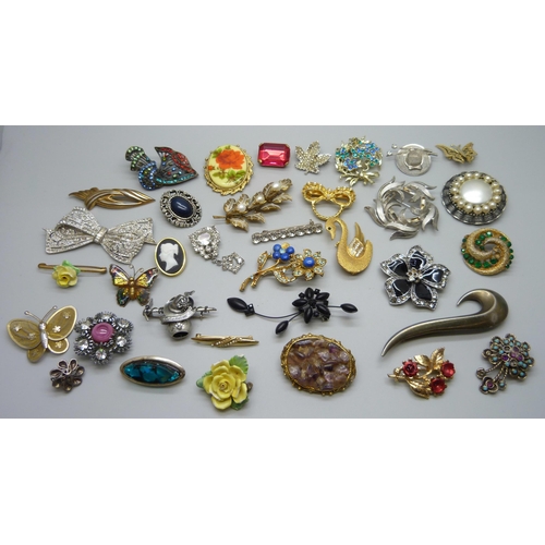 1057 - 35 costume brooches