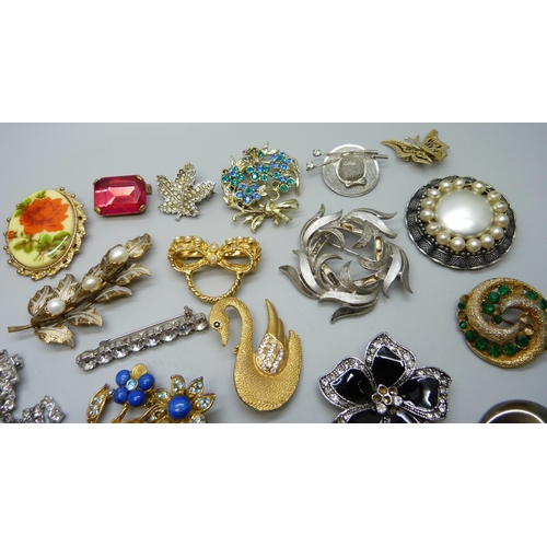 1057 - 35 costume brooches