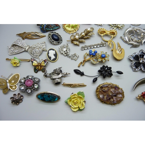 1057 - 35 costume brooches