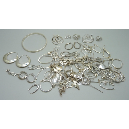 1058 - A collection of silver, white metal and plated jewellery, mostly earrings, together with a silver ba... 