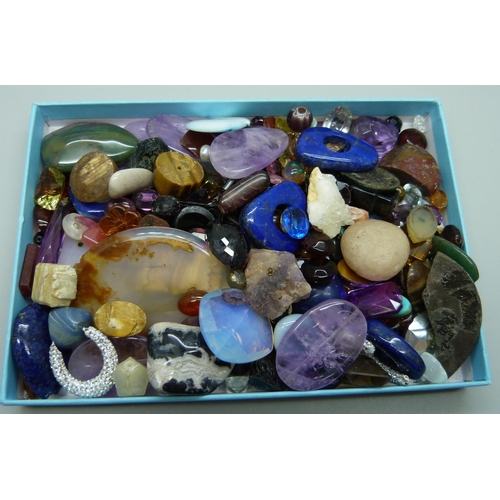 1060 - A collection of stones including agate, etc.