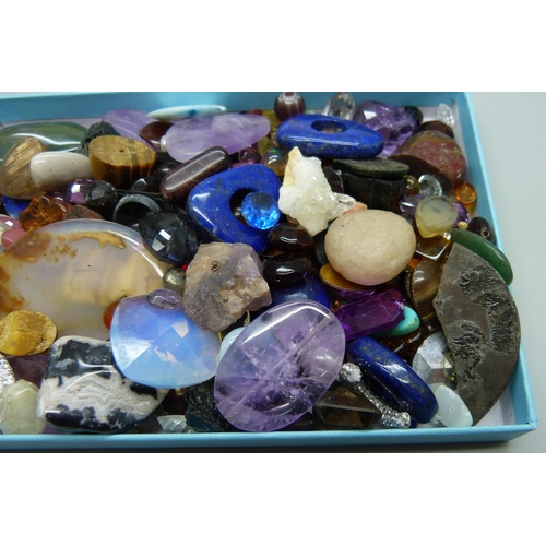 1060 - A collection of stones including agate, etc.