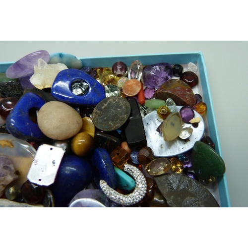 1060 - A collection of stones including agate, etc.