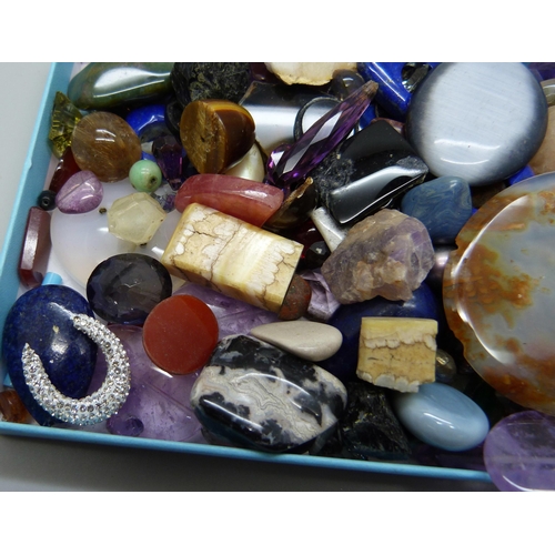 1060 - A collection of stones including agate, etc.