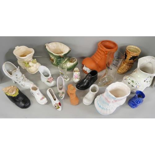 1069 - A box of ceramic and glass footwear ornaments **PLEASE NOTE THIS LOT IS NOT ELIGIBLE FOR IN-HOUSE PO... 