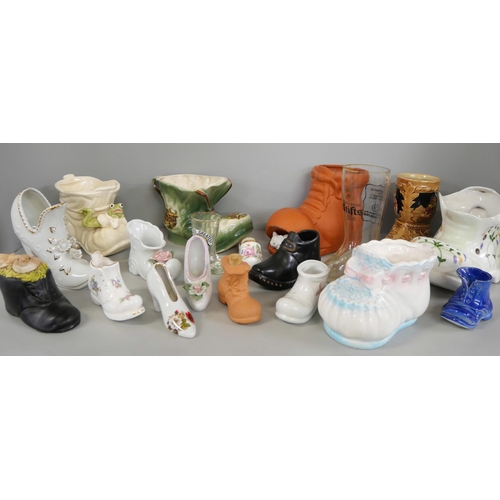 1069 - A box of ceramic and glass footwear ornaments **PLEASE NOTE THIS LOT IS NOT ELIGIBLE FOR IN-HOUSE PO... 