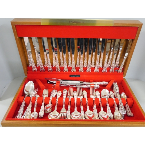 1075 - A canteen of Oneida Mansion House cutlery