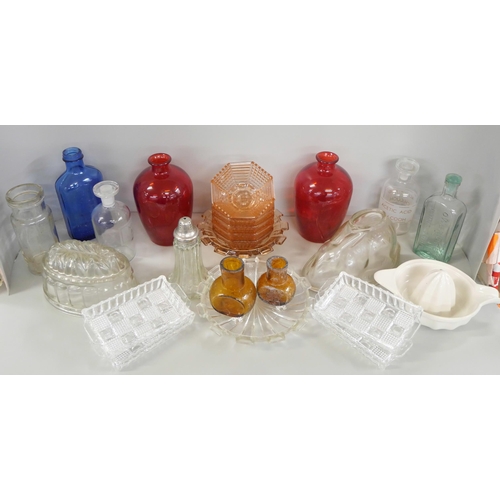 1084 - A box of assorted glass, a pair of red glass vases, peach glass sundae set, chemists bottles, sugar ... 