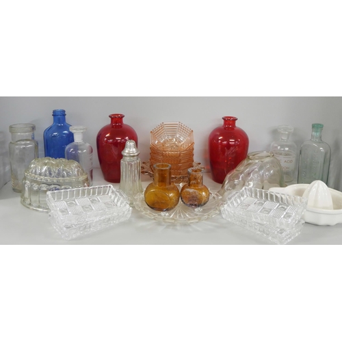 1084 - A box of assorted glass, a pair of red glass vases, peach glass sundae set, chemists bottles, sugar ... 