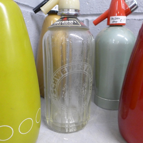 1091 - A collection of eight soda siphons **PLEASE NOTE THIS LOT IS NOT ELIGIBLE FOR IN-HOUSE POSTING AND P... 