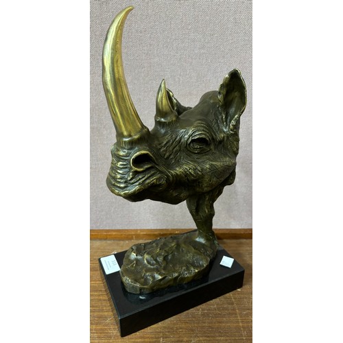 318 - A bronze rhinoceros head, on black marble socle