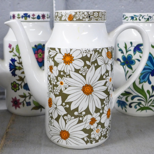 1123 - Five retro Midwinter coffee pots **PLEASE NOTE THIS LOT IS NOT ELIGIBLE FOR IN-HOUSE POSTING AND PAC... 