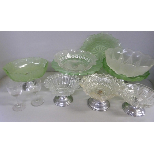 1142 - A collection of mid 20th Century glass dishes **PLEASE NOTE THIS LOT IS NOT ELIGIBLE FOR IN-HOUSE PO... 