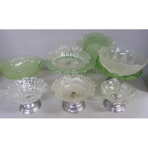 1142 - A collection of mid 20th Century glass dishes **PLEASE NOTE THIS LOT IS NOT ELIGIBLE FOR IN-HOUSE PO... 