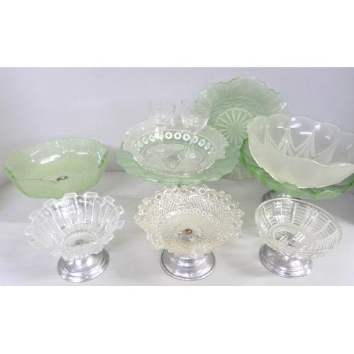 1142 - A collection of mid 20th Century glass dishes **PLEASE NOTE THIS LOT IS NOT ELIGIBLE FOR IN-HOUSE PO... 