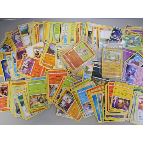 628 - A large quantity of Pokemon cards including vintage, with many holographic including Evolving Skies ... 