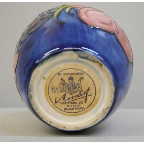 637 - A small early 20th Century Moorcroft vase with paper label to base, 9.5cm