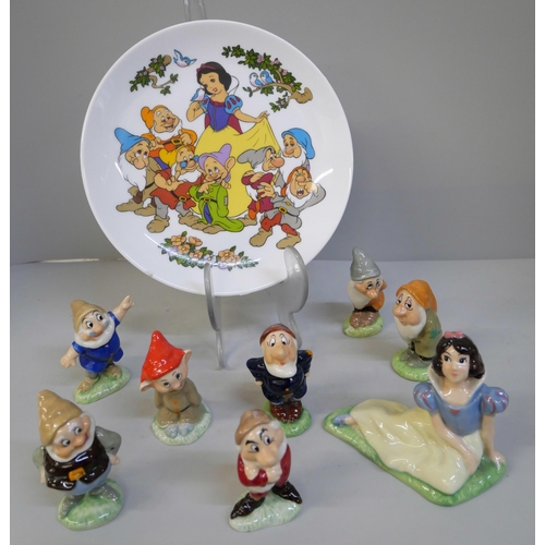 681 - A set of Wade Snow White and the Seven Dwarfs figures and a Goebel plate