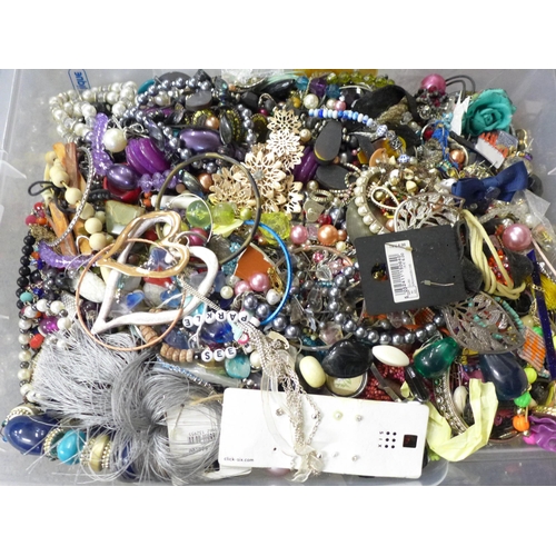 707 - Costume jewellery, 15kg