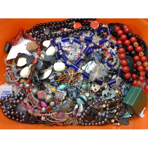 720 - A large box of costume jewelley, 12kg