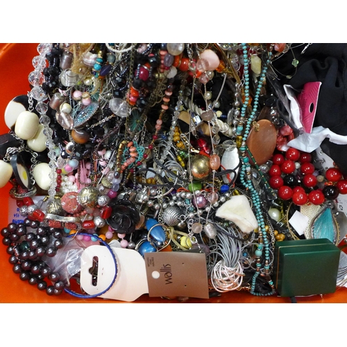 720 - A large box of costume jewelley, 12kg