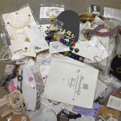 726 - A bag of costume jewellery