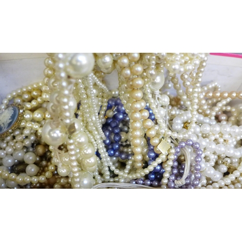 756 - Pearl necklets/bracelets