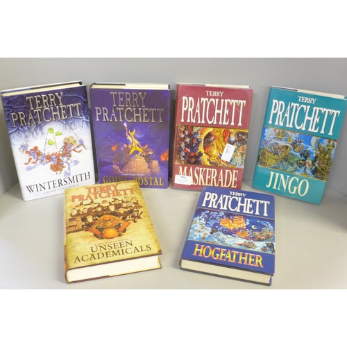 772 - Six Terry Pratchett Discworld novels