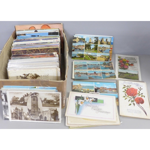 773 - A collection of vintage postcards