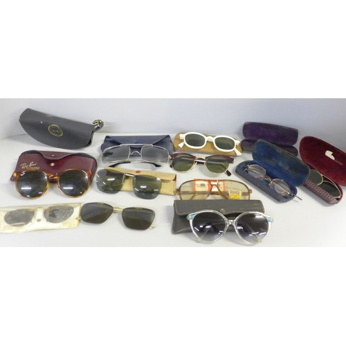 774 - A collection of Ray Ban glasses and cases and other vintage glasses (14 items)