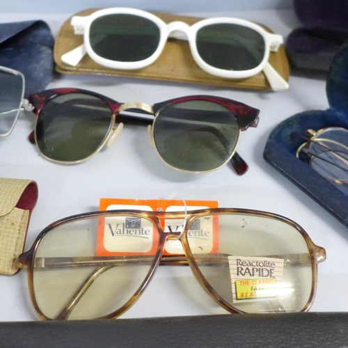 774 - A collection of Ray Ban glasses and cases and other vintage glasses (14 items)